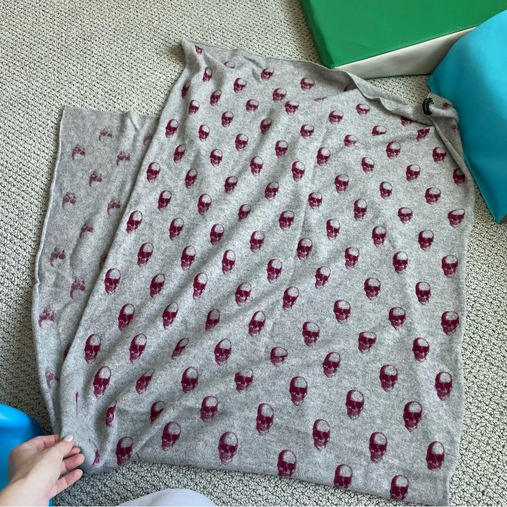SKULL CASHMERE scarf/wrap - Picture 3 of 6